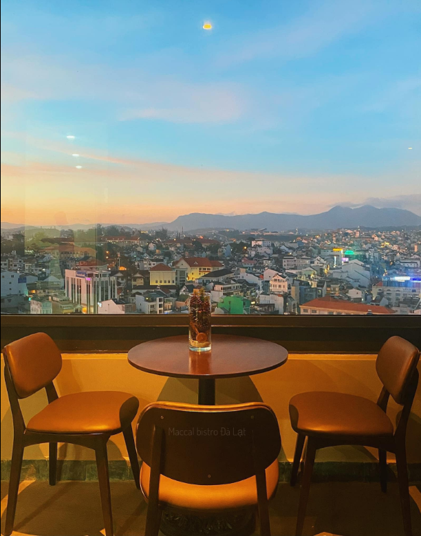 Bàn ghế Monical Bistro view phố núi Đà Lạt