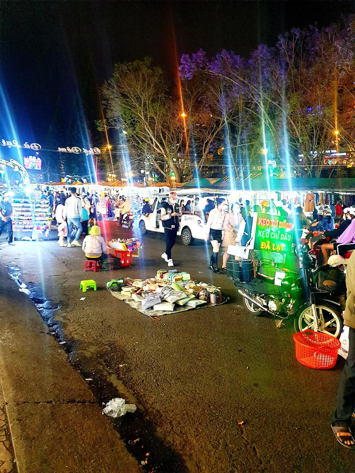 Chợ đêm Đà Lạt, gần đường Nguyễn Chí Thanh