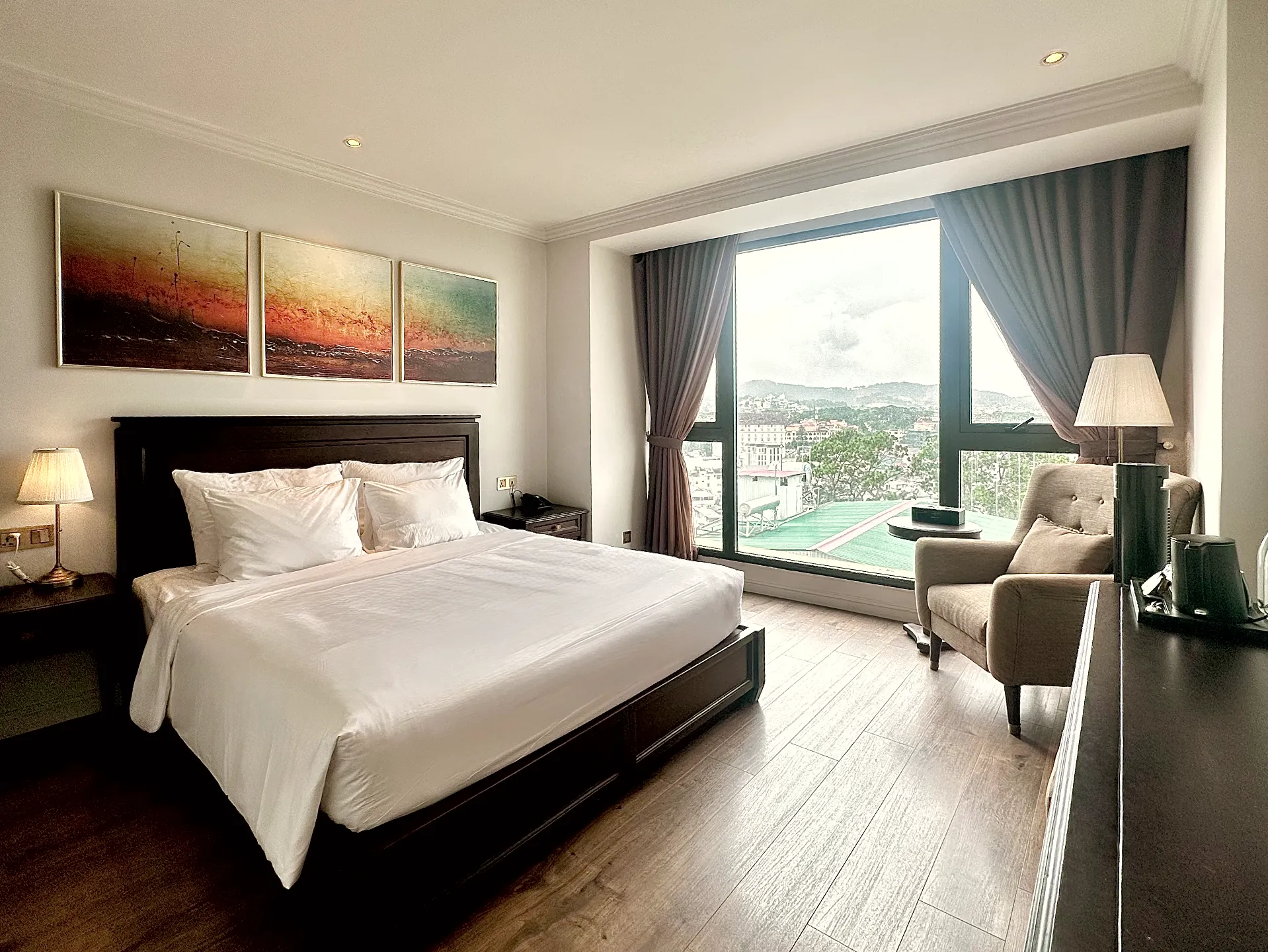 Phòng Deluxe Mountain View Monical Hotel Đà Lạt, cửa sổ hướng núi