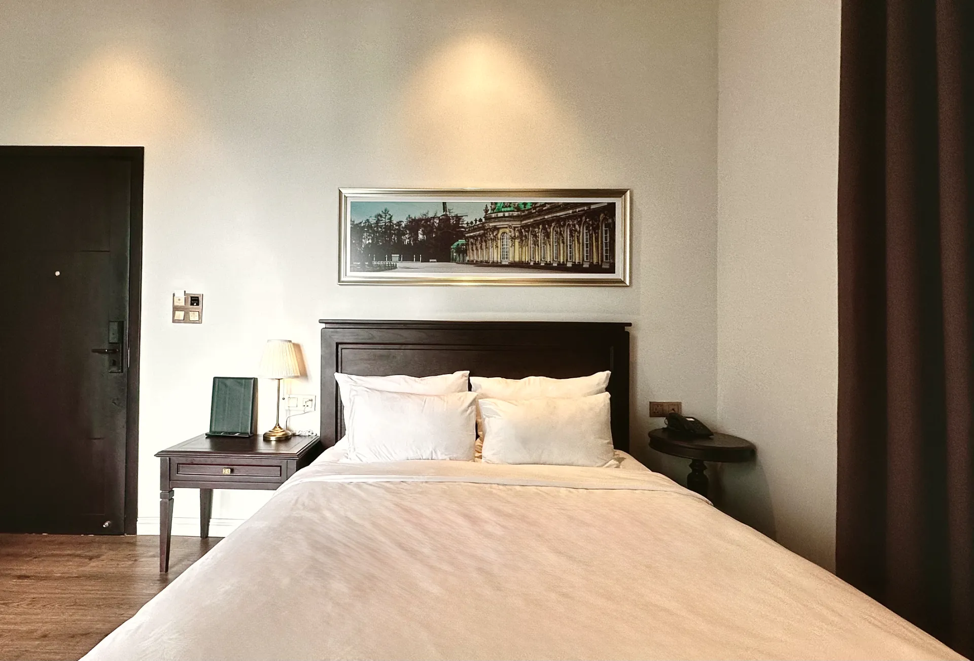 Phòng Superior Monical Hotel Đà Lạt, giường Queen và cửa sổ hướng phố